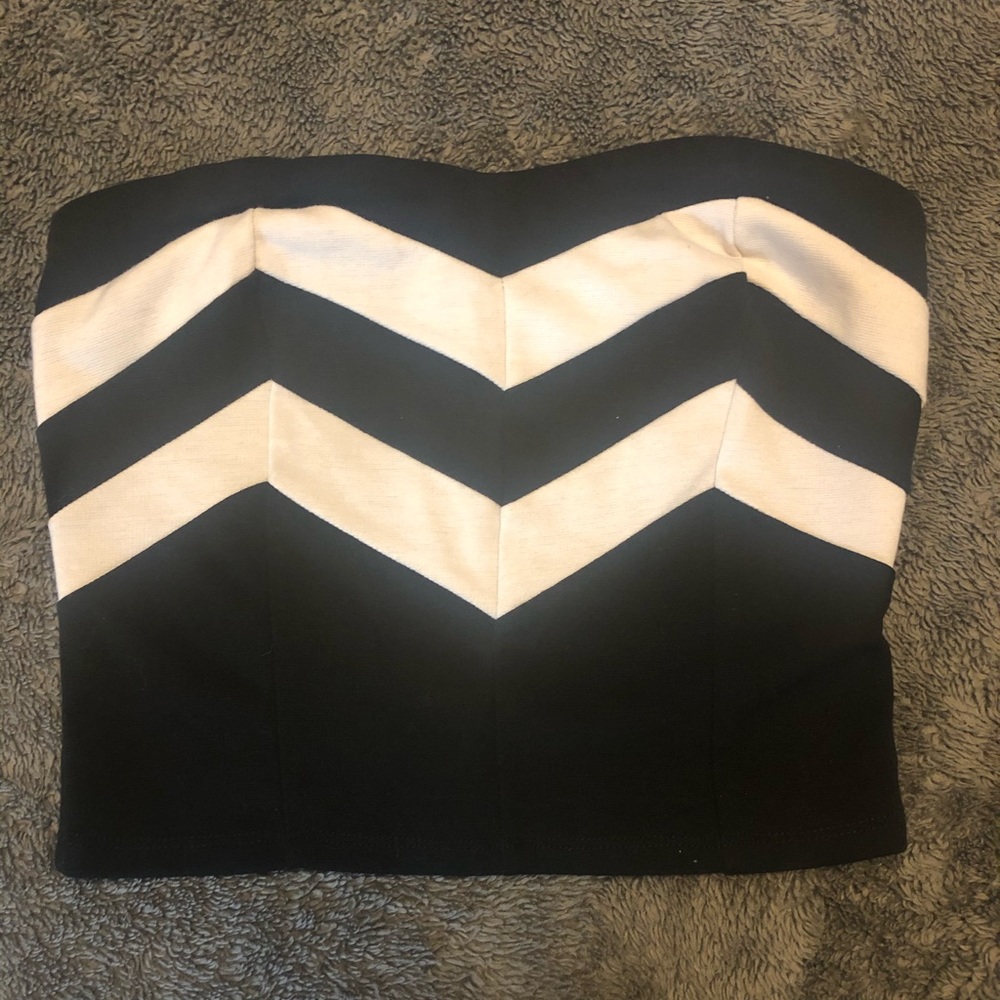 Charlotte Russe — Chevron B&W Strapless Crop Top
